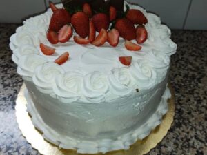 Bolo Branco com Morangos
